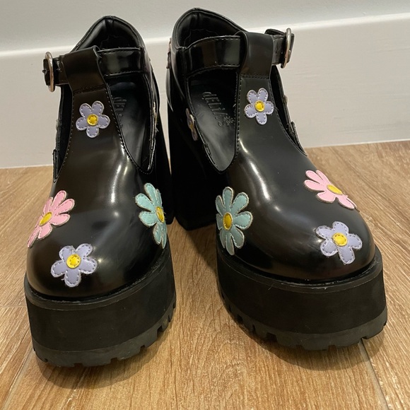 DELIA*S FLOWER POWER PLATFORM MARY JANES - Picture 8 of 16